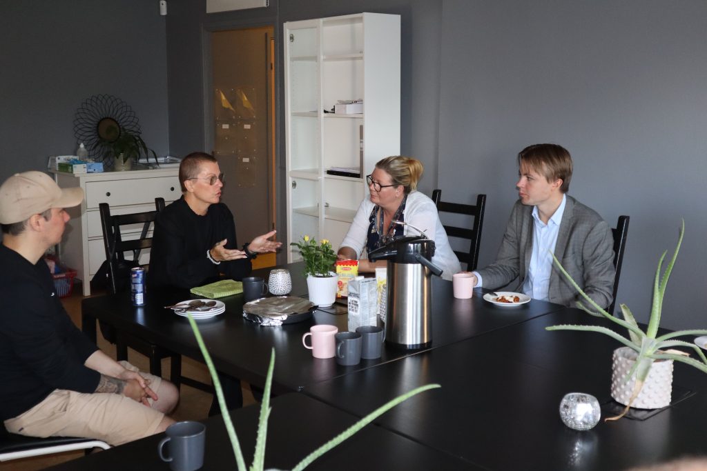 Malin Karlsson med medarbetare och Socialdemokratiska besökare